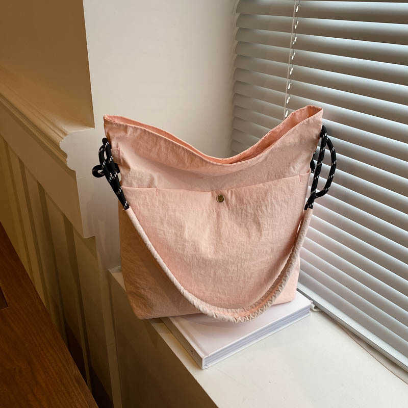 Korean version of artistic fashion commuting large capacity shoulder crossbody bag for women 2024 new casual fashion tote armpit bag 241230