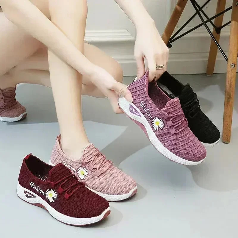 Fashionable sports shoes for women thick and breathable soft soled mesh lightweight casual trendy coconut 241225