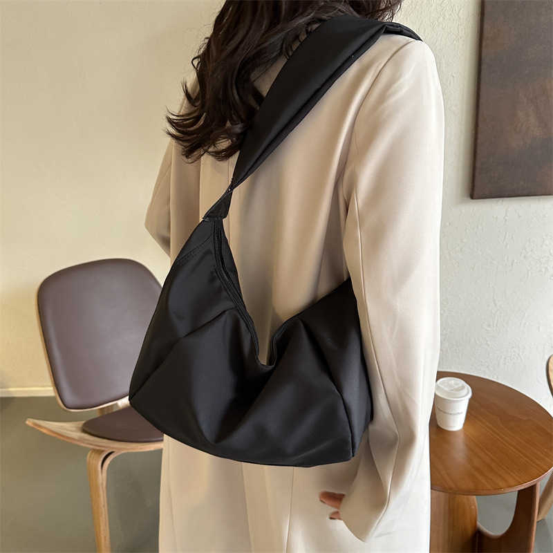 Leisure large capacity wide shoulder Oxford cloth bag 2023 stylish design pleated dumpling bag, single shoulder crossbody bag, women's bag 241230