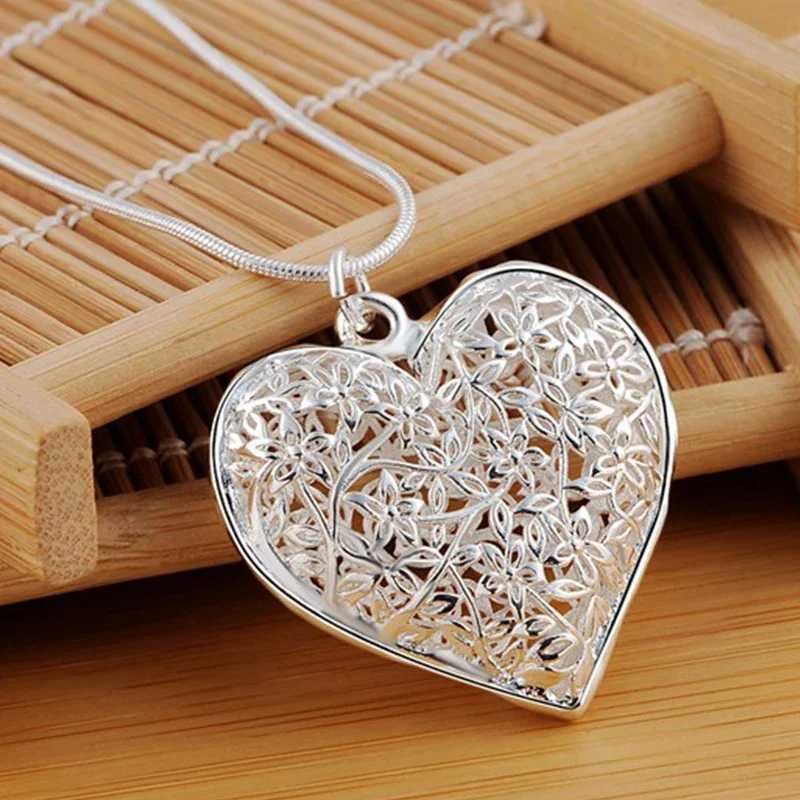 Silver 18-30 inch heart-shaped pendant snake chain necklace suitable for womens fashionable wedding party charm jewelry W241230