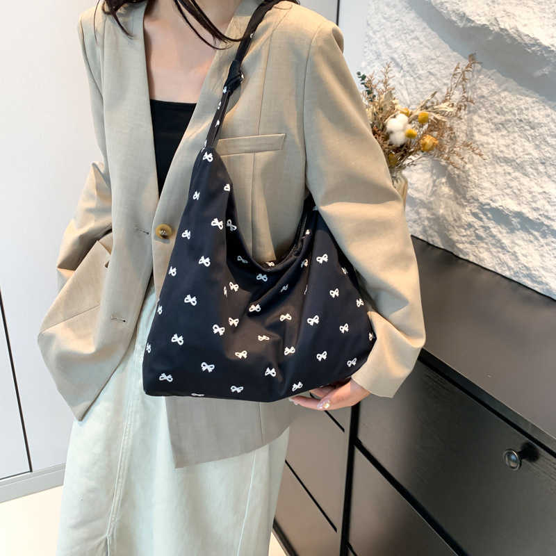 Korean style floral and Western style 2024 large capacity simple casual canvas commuting single shoulder crossbody tote bag for women 241230