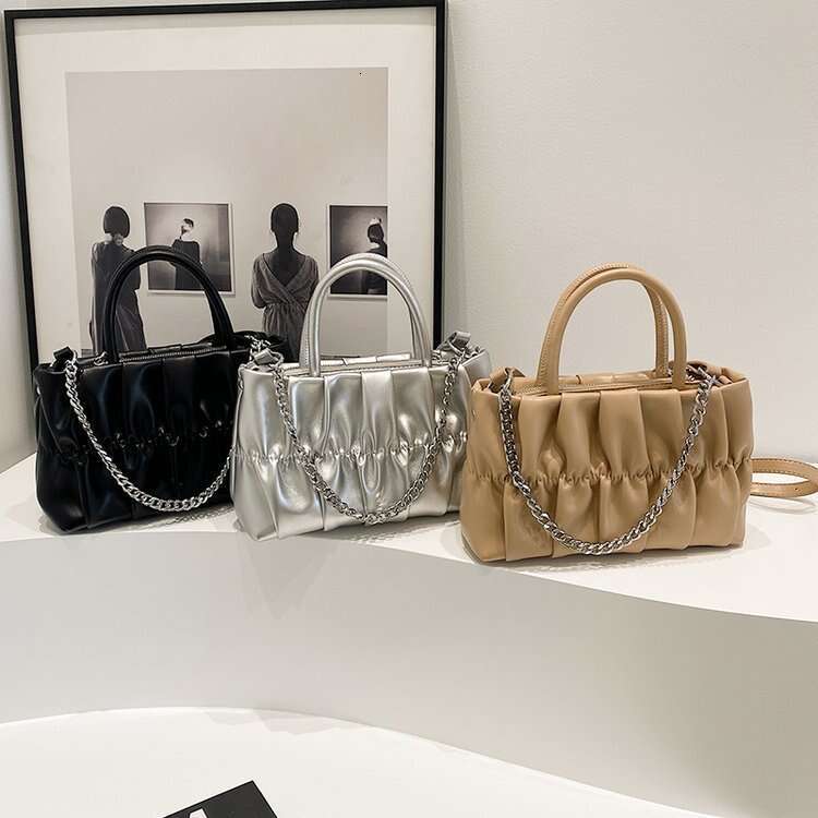 Fashionable and versatile chain pleated cloud for women's trend spring/summer new niche crossbody small square bags