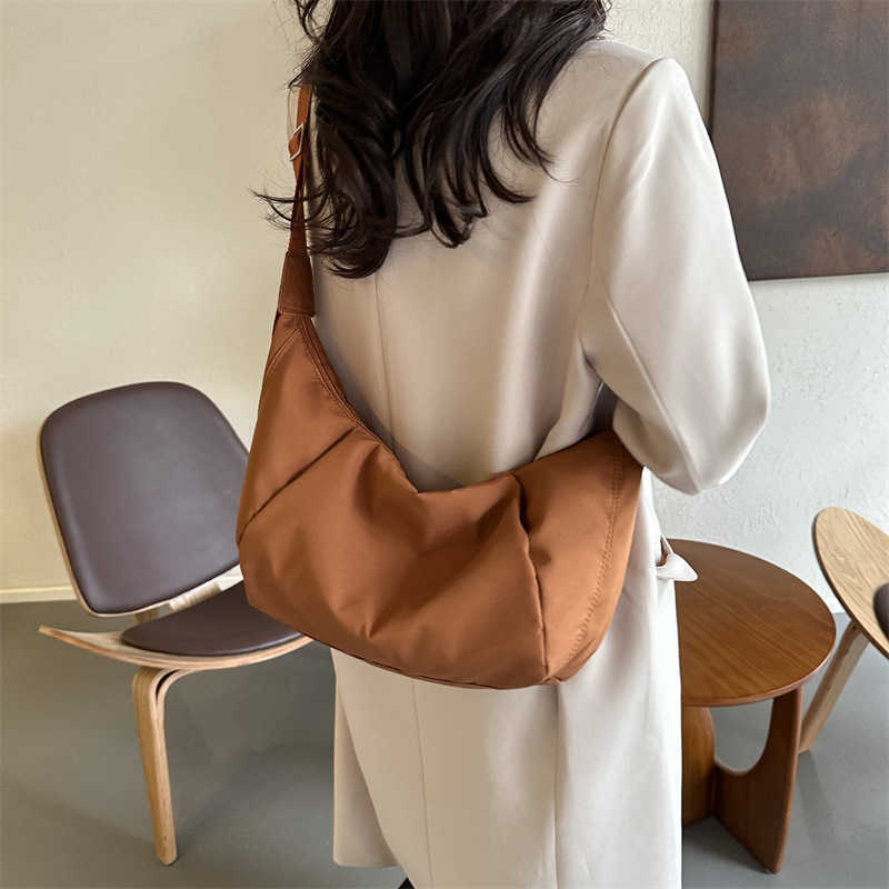 Leisure large capacity wide shoulder Oxford cloth bag 2023 stylish design pleated dumpling bag, single shoulder crossbody bag, women's bag 241230