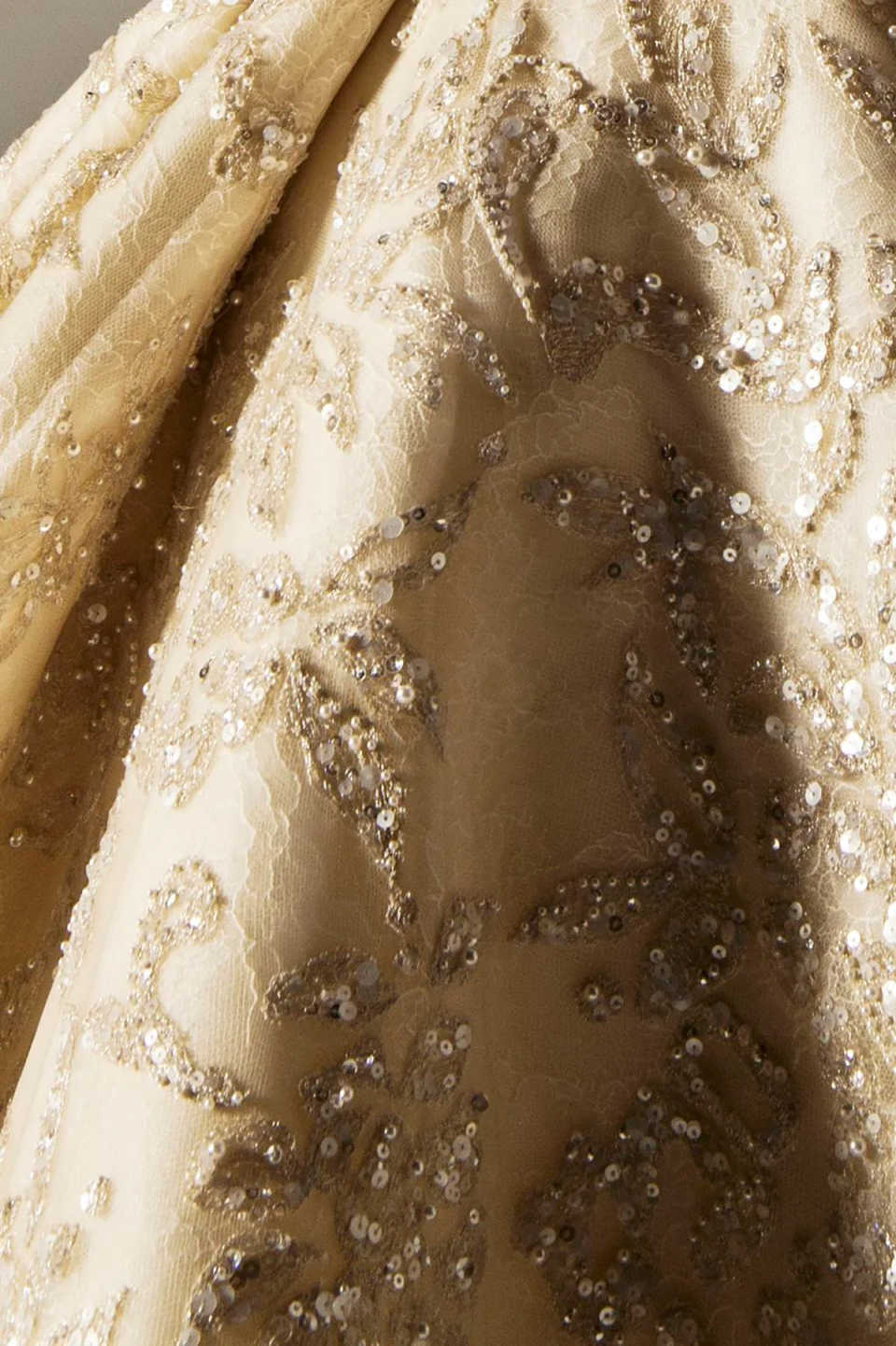 Exquisite Ball Gown Wedding Dresses Appliques Beaded Long Sleeve Designer Lace Sequins Court Gown Pleat Custom Made Bridal Plus Size Vestidos De Novia