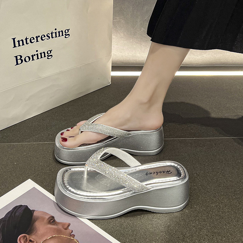 Round Toe Thick Sole Sponge Bottom Rhie Flip ps For Women In The Summer Of 2025 Designer New Gold Sier Black Trendy Sandals Beach Slippers