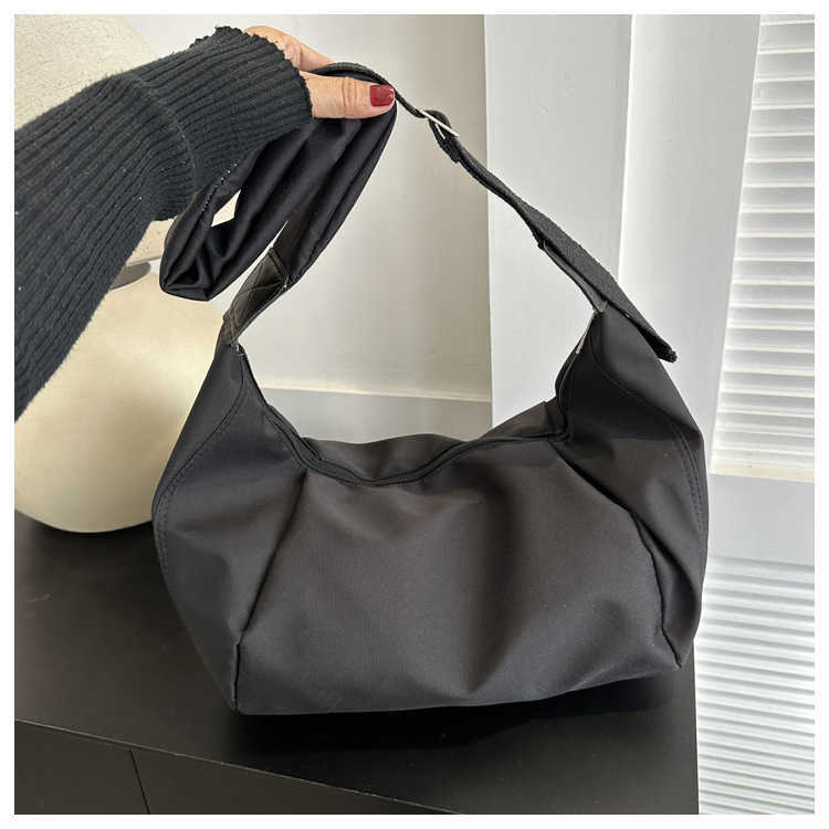 Leisure large capacity wide shoulder Oxford cloth bag 2023 stylish design pleated dumpling bag, single shoulder crossbody bag, women's bag 241230