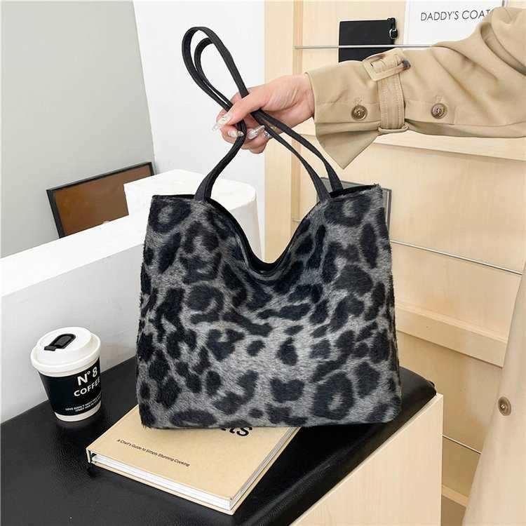 Leopard Print Large Capacity Commuting Tote Bag Canvas Bag 2024 New Underarm Bag Fashionable Shoulder Bag Versatile for Outdoor Use