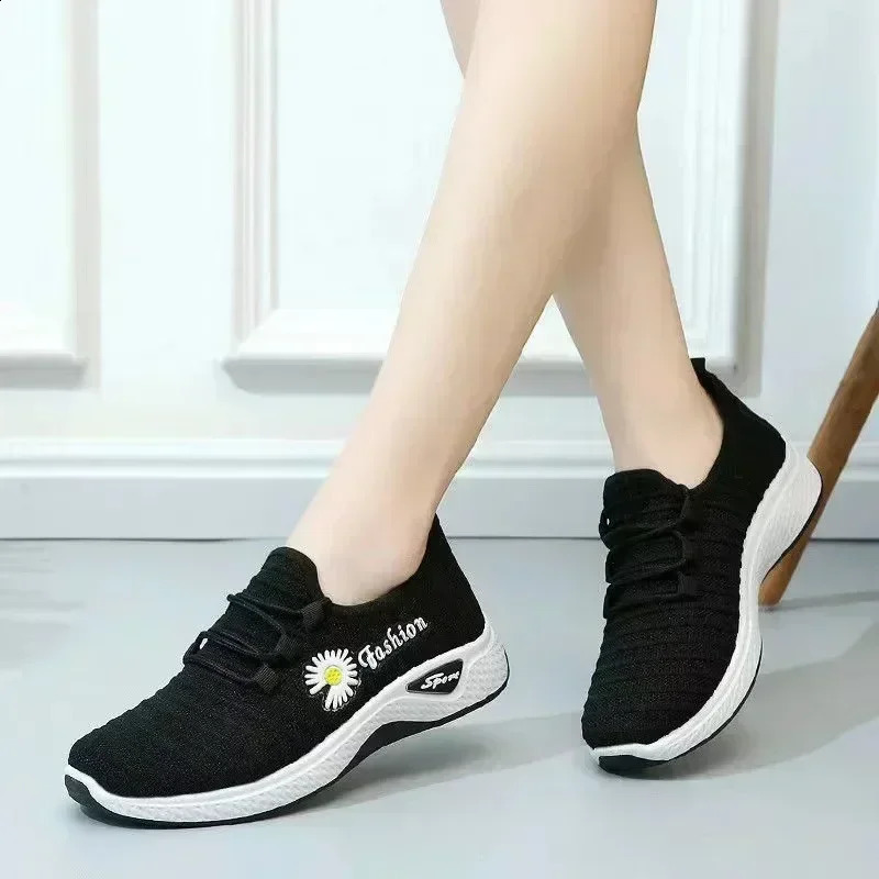 Fashionable sports shoes for women thick and breathable soft soled mesh lightweight casual trendy coconut 241225