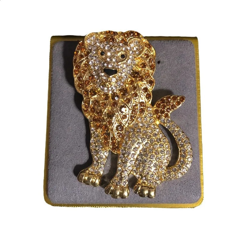 Stylish vintage gold-plated animal brooch with light inlaid heavy industry personality elegant high-grade PIN 241230