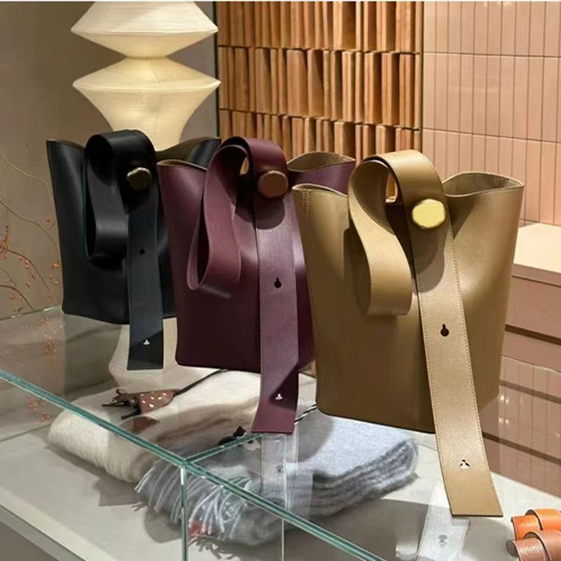 High-Quality Women's Large Capacity First-Layer Cow Leather Casual Shoulder Rich Water Bucket r-Body Bag