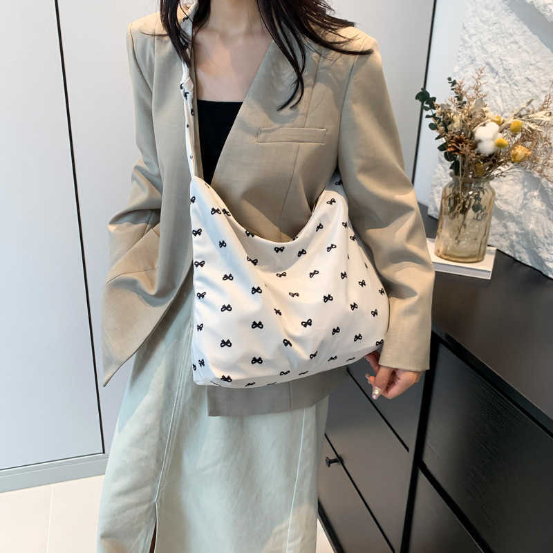 Korean style floral and Western style 2024 large capacity simple casual canvas commuting single shoulder crossbody tote bag for women 241230