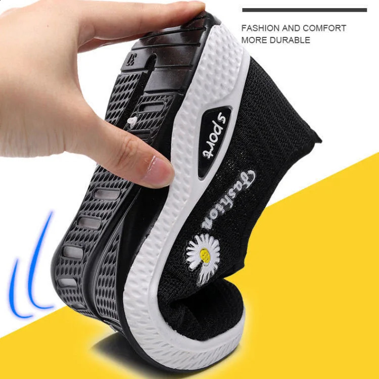 Fashionable sports shoes for women thick and breathable soft soled mesh lightweight casual trendy coconut 241225