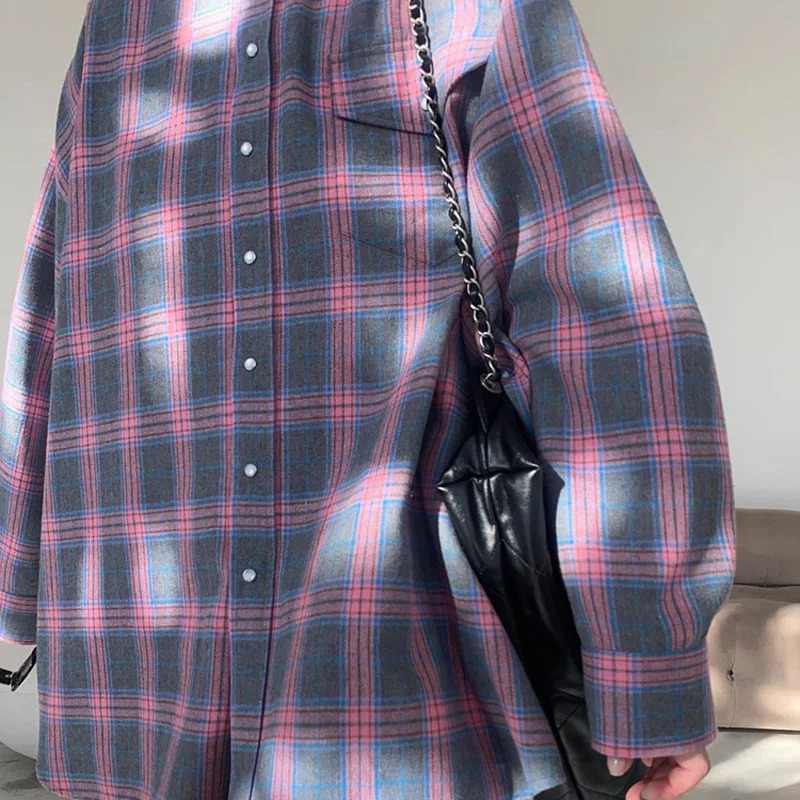 2025 new retro designer women's oversized long sleeved checkered shirt top for autumn and winter button style loose collared pocket shirt Korean 
