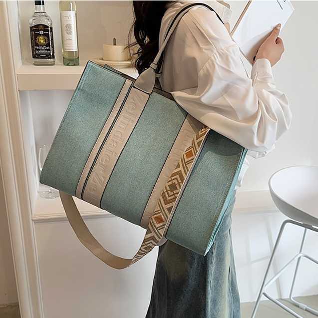 Female high-end niche tote bag contrasting color handbag large capacity commuting crossbody bag 241215