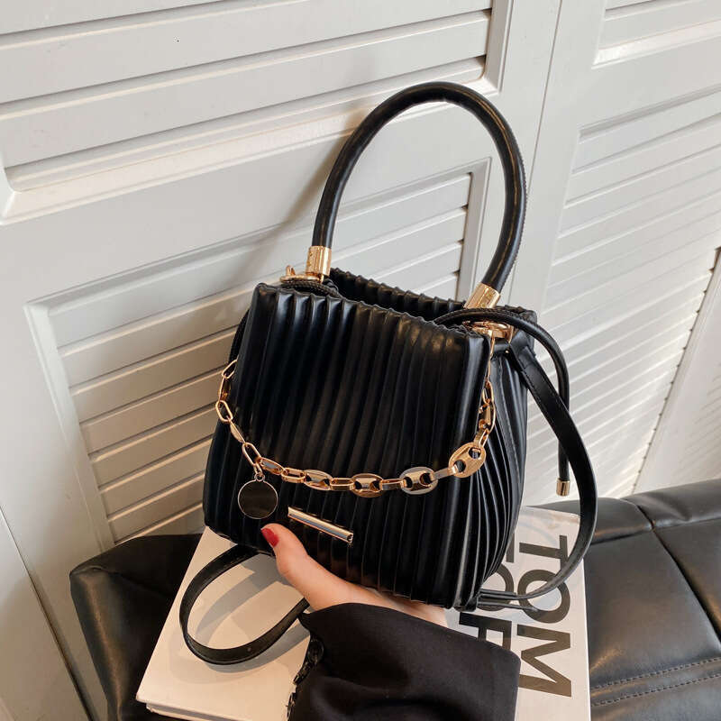 Small niche design for women in spring trendy single shoulder crossbody bag, portable simple pleated bucket bags