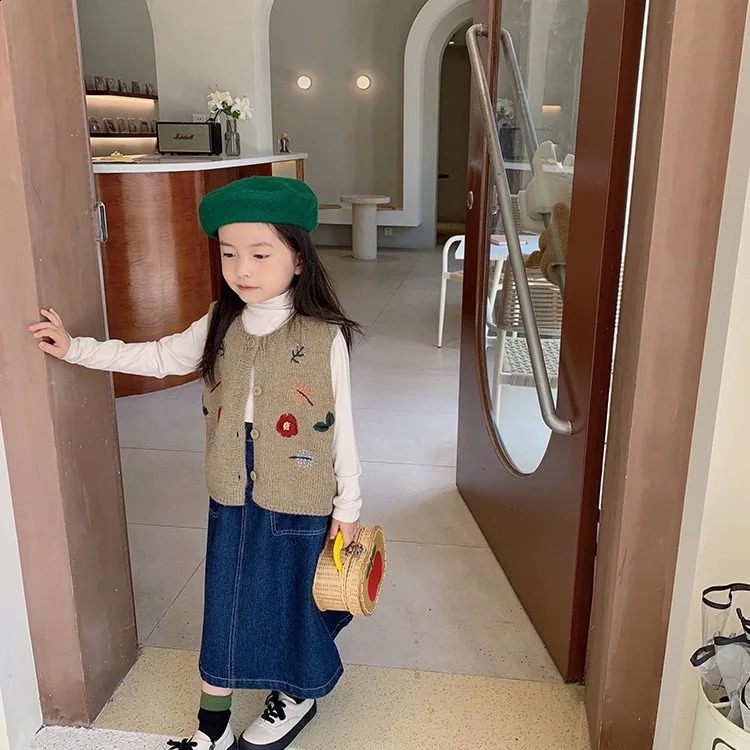 Spring and Autumn Style Girls Embroidered Knitted Vest Retro Childrens Baby Korean Vest Kids Clothing Sweater Top 241230
