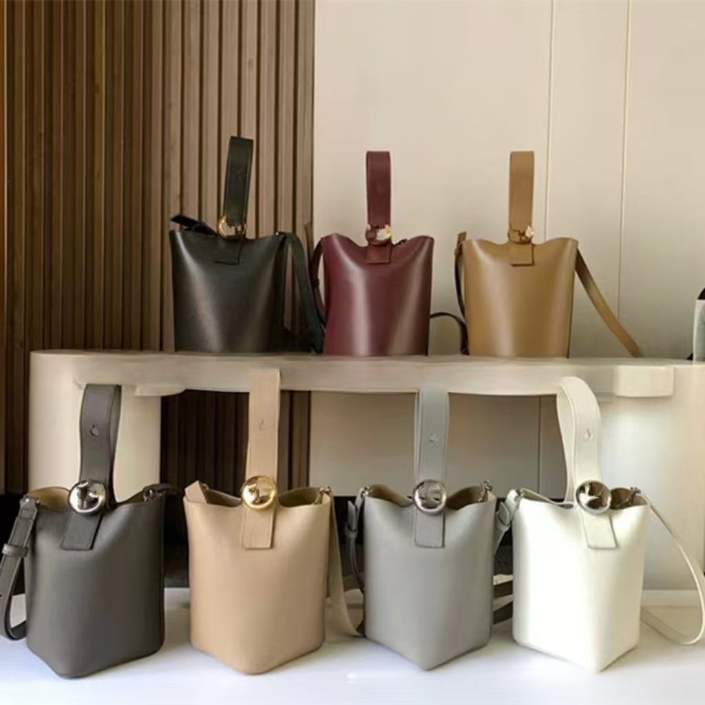 High-Quality Women's Large Capacity First-Layer Cow Leather Casual Shoulder Rich Water Bucket r-Body Bag