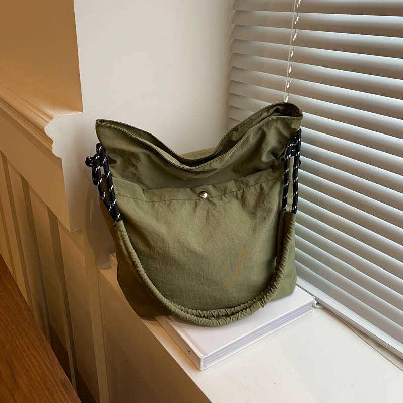 Korean version of artistic fashion commuting large capacity shoulder crossbody bag for women 2024 new casual fashion tote armpit bag 241230