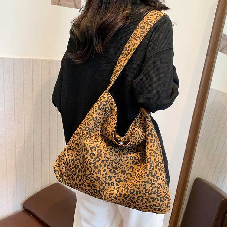 Korean Version 2024 New Leopard Print Floral High-end Women's Shoulder Bag, Internet Famous Same Style Canvas Bag, Large Capacity Armpit Bag