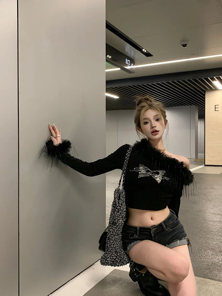 Genayooa American Retro T Shirt Women Off Shoulder Fur Black Tops Y2k Vintage Tshirts Streetwear 2000s Japanese Grunge Tops Tee 241224