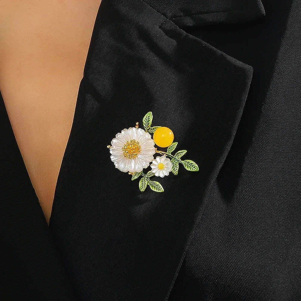 Fashion Daisy Flower Brooch Green Leaf Sunflower Lapel Pins Badge Jewelry For Jackets Backpack Scarf Hats Clothing Accessories 241230