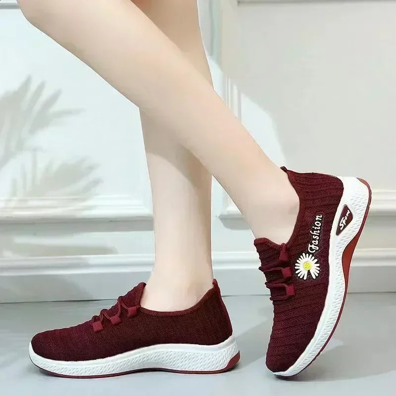 Fashionable sports shoes for women thick and breathable soft soled mesh lightweight casual trendy coconut 241225