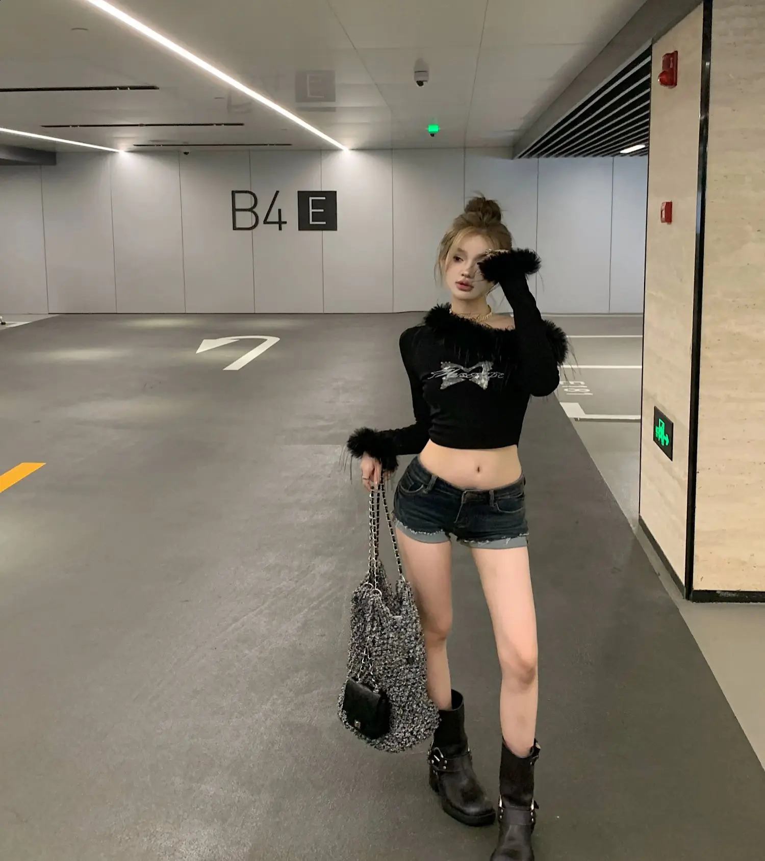 Genayooa American Retro T Shirt Women Off Shoulder Fur Black Tops Y2k Vintage Tshirts Streetwear 2000s Japanese Grunge Tops Tee 241224
