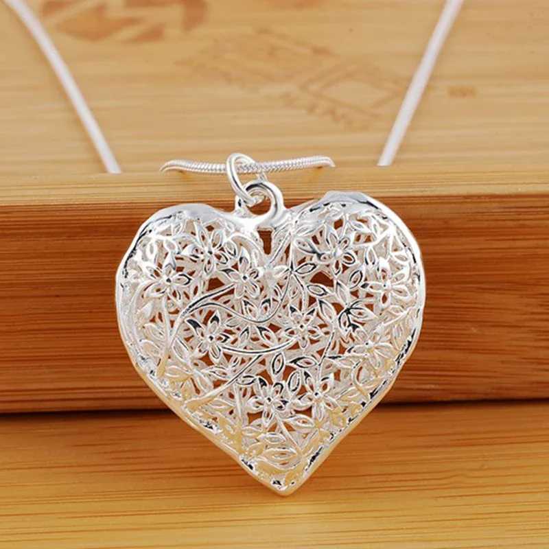 Silver 18-30 inch heart-shaped pendant snake chain necklace suitable for womens fashionable wedding party charm jewelry W241230