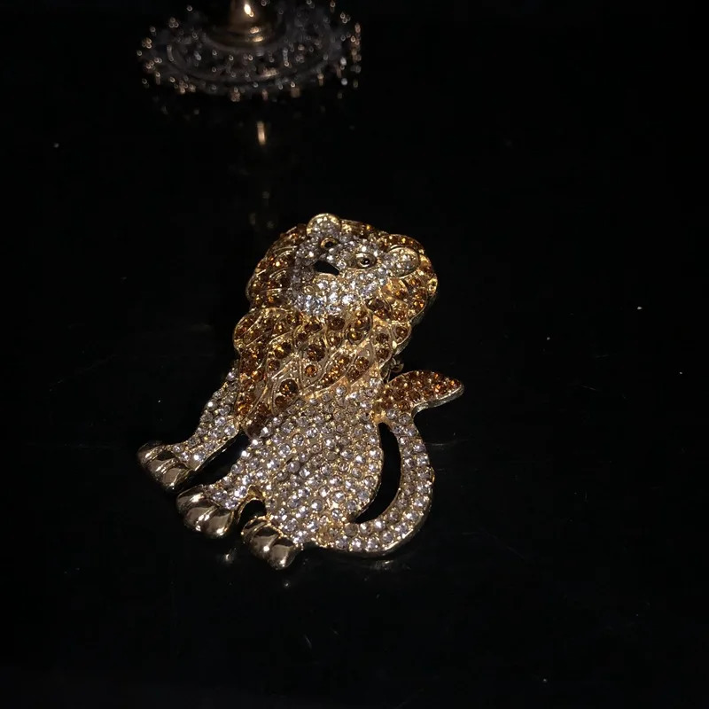 Stylish vintage gold-plated animal brooch with light inlaid heavy industry personality elegant high-grade PIN 241230