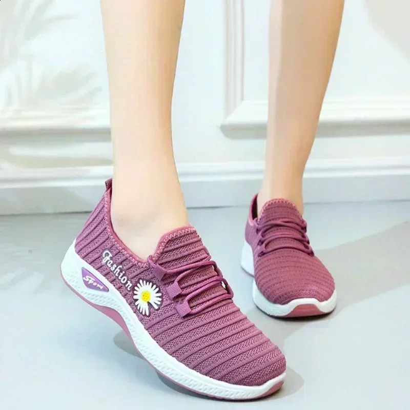 Fashionable sports shoes for women thick and breathable soft soled mesh lightweight casual trendy coconut 241225
