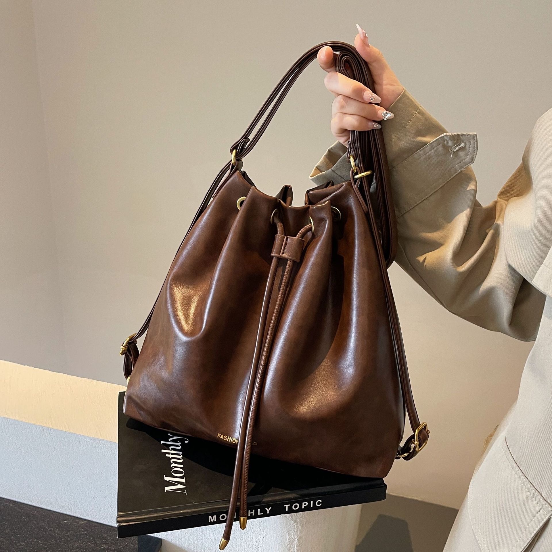 Retro Female Explosive Bucket Bag Autumn and Winter Street Trend Korean Version Large Capacity Backpack Bolsa De Tote 240909