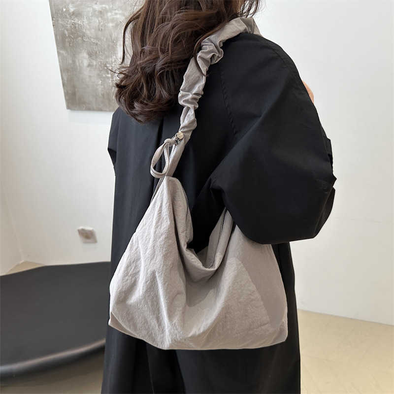 Large capacity simple canvas 2024 autumn new trend fashionable solid color casual pleated crossbody single shoulder tote bag 241230