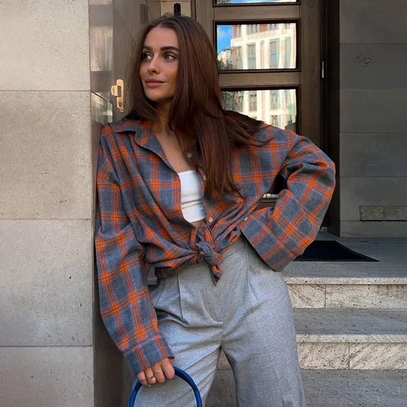 2025 new retro designer women's oversized long sleeved checkered shirt top for autumn and winter button style loose collared pocket shirt Korean 