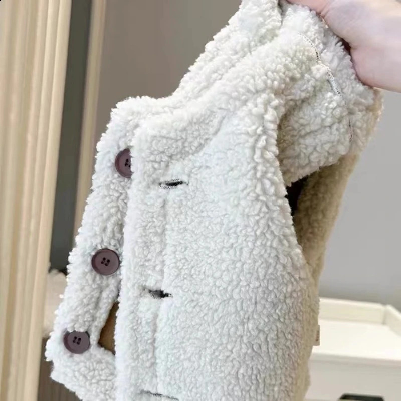 Korean version autumn and winter item lamb fur vest stylish baby with plush warm vest jacket for boys and girls 241230