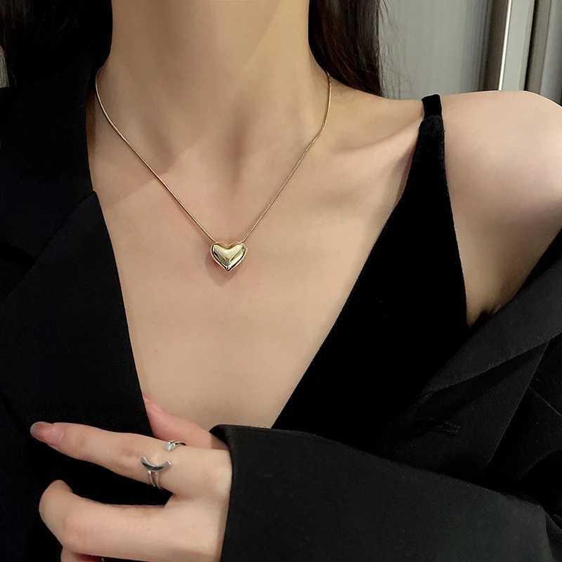 Fashionable 925 sterling silver heart-shaped pendant necklace suitable for women simple design thin chain necklace jewelry W241230