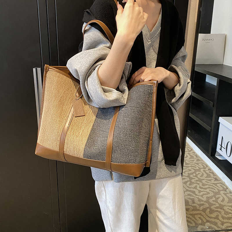 Handheld large capacity contrasting tote bag women, autumn winter fashion shoulder bag, high-end feeling armpit bag women 241215