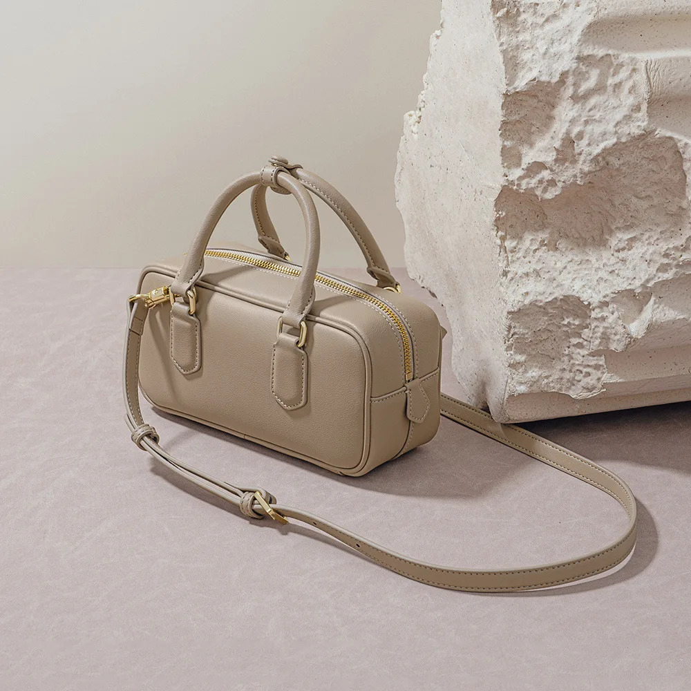 Vintage Boston Aging Ball New Style Niche Design Pillow Bag Fashionable Genuine Leather Single Shoulder Slant Handbag Feather Gothic BagVoyage