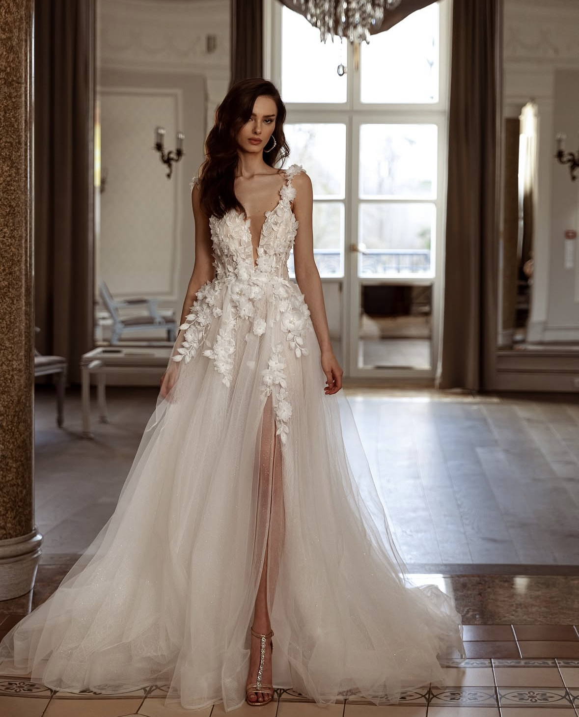 Soaghetti Side Split Beach Wedding Dresses With 3D Floal Appliques V-Neck Sexy Long Ivory Tulle Boho Bridal Gowns Backless Bride Dress Custom Made