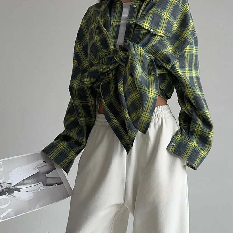 2025 new retro designer women's oversized long sleeved checkered shirt top for autumn and winter button style loose collared pocket shirt Korean 