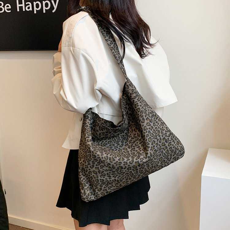 Korean Version 2024 New Leopard Print Floral High-end Women's Shoulder Bag, Internet Famous Same Style Canvas Bag, Large Capacity Armpit Bag