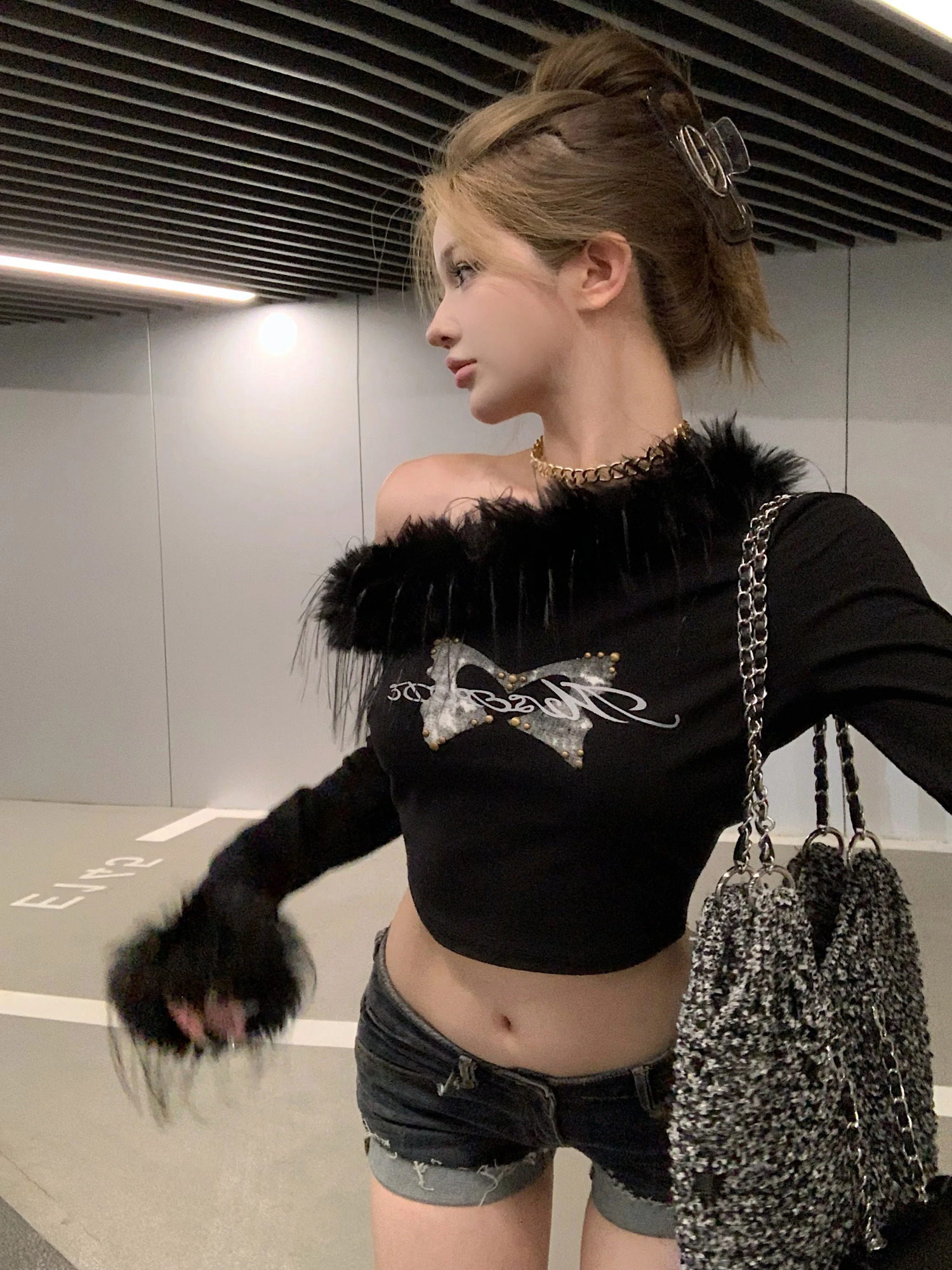 Genayooa American Retro T Shirt Women Off Shoulder Fur Black Tops Y2k Vintage Tshirts Streetwear 2000s Japanese Grunge Tops Tee 241224