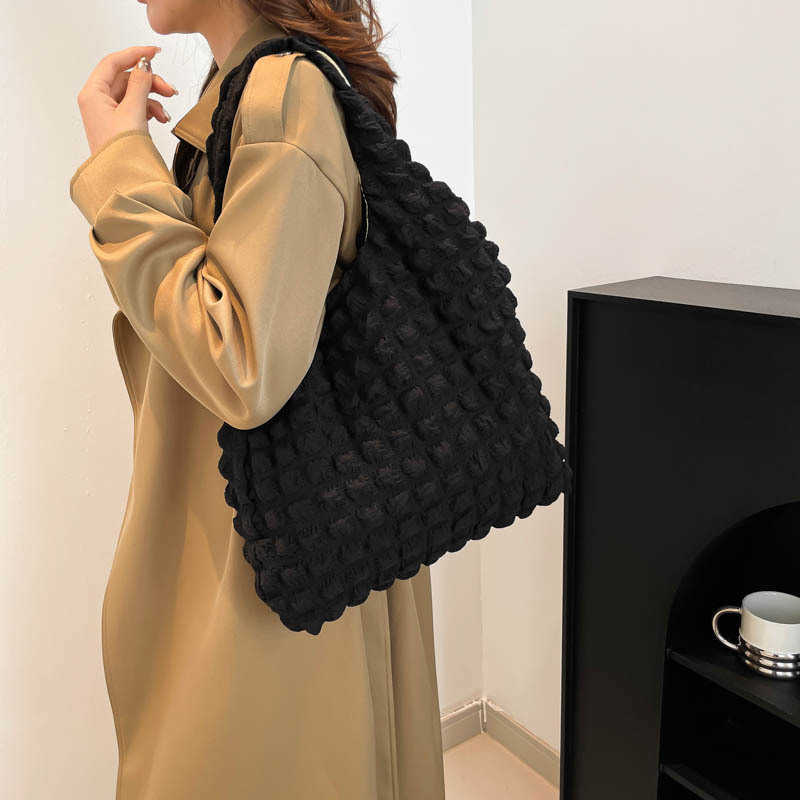Small Fresh Fashion 2024 New Cloud Bubble Folded Western Style Commuter Simple Large Capacity Handheld Shoulder Bag 241230