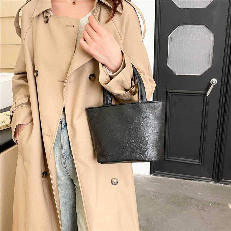 Fashion Solid Color 2024 Winter New Soft Surface Texture Large Capacity Casual Trendy Commuter Handheld Women's Bag 241230