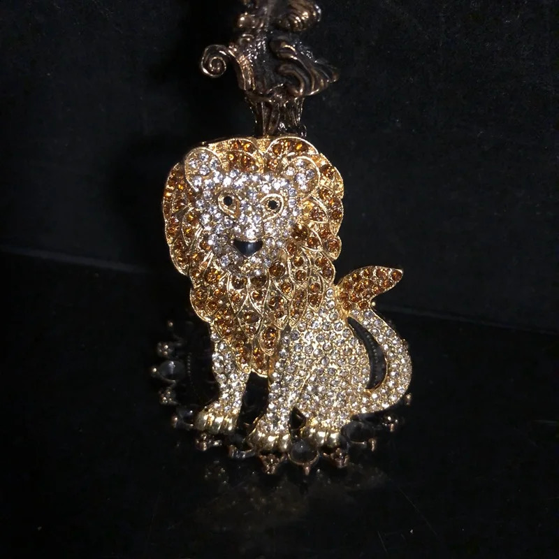 Stylish vintage gold-plated animal brooch with light inlaid heavy industry personality elegant high-grade PIN 241230