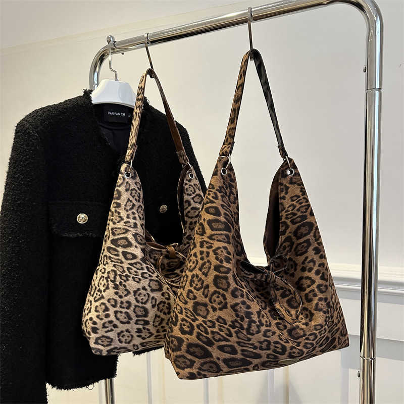 Suede leopard print hot girl 2024 large capacity casual simple and fashionable new commuting hand-held shoulder bag