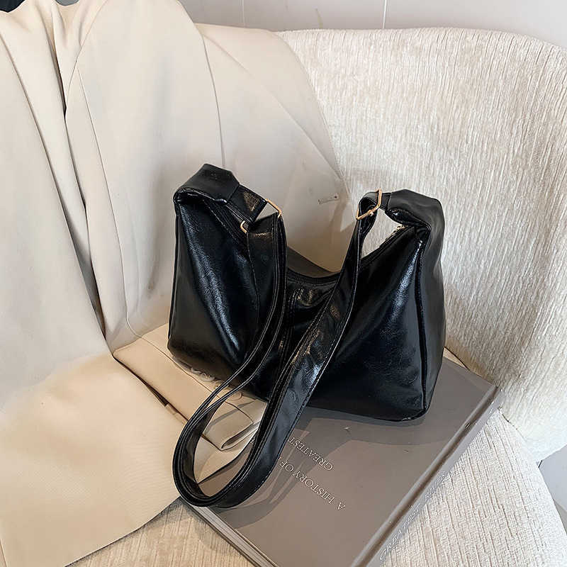 Solid color large capacity 2025 new commuting Korean version fashionable simple casual hand-held shoulder tote bag for women 241231