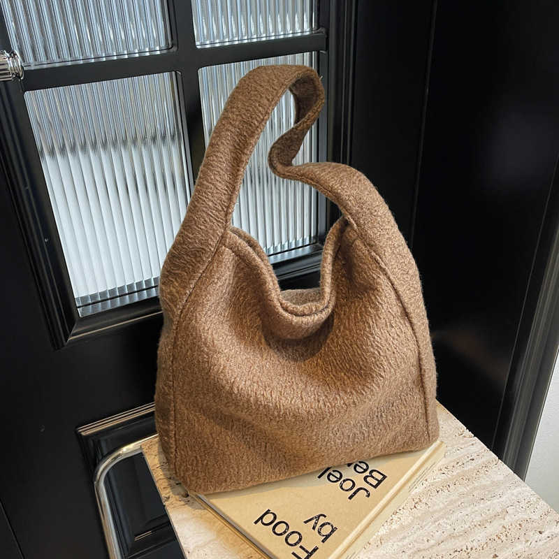Korean version of casual western-style and beautiful 2024 autumn and winter new woolen trend large capacity solid color underarm single shoulder bag 2