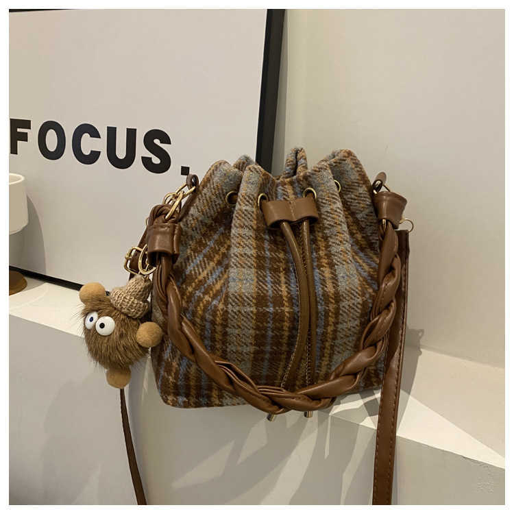 Winter woolen plaid 2023 large capacity Western style new Korean woven handbag, single shoulder crossbody bucket bag