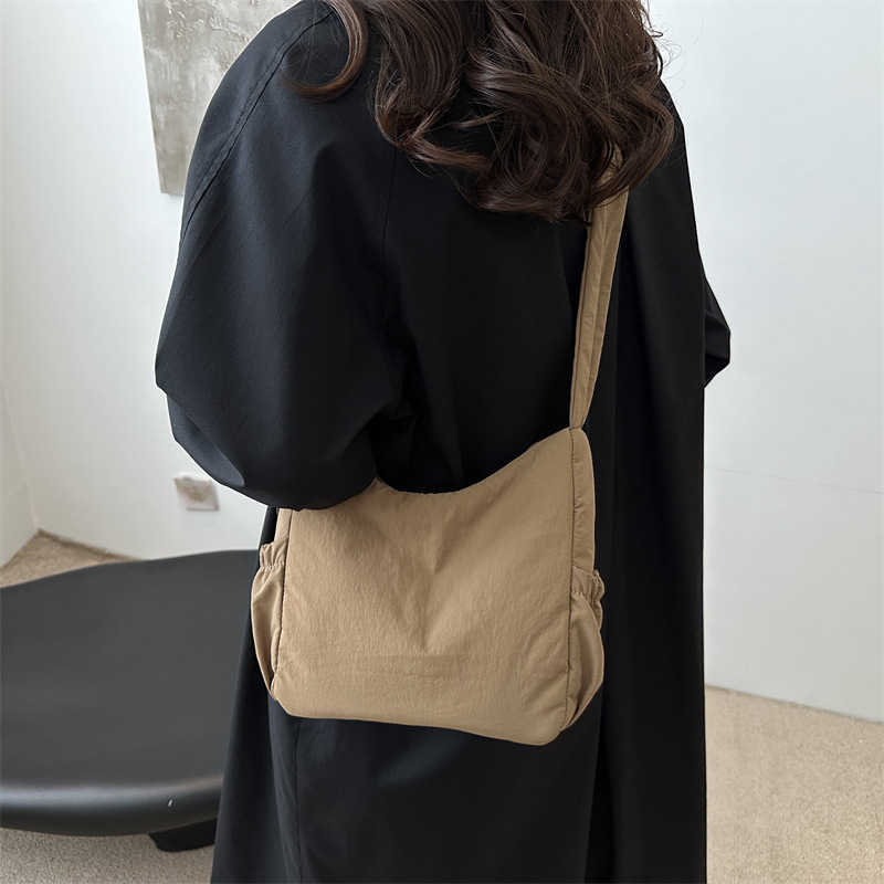 Relaxing nylon fabric design, large capacity, fashionable and stylish, solid color, pleated, large capacity commuting single shoulder tote bag