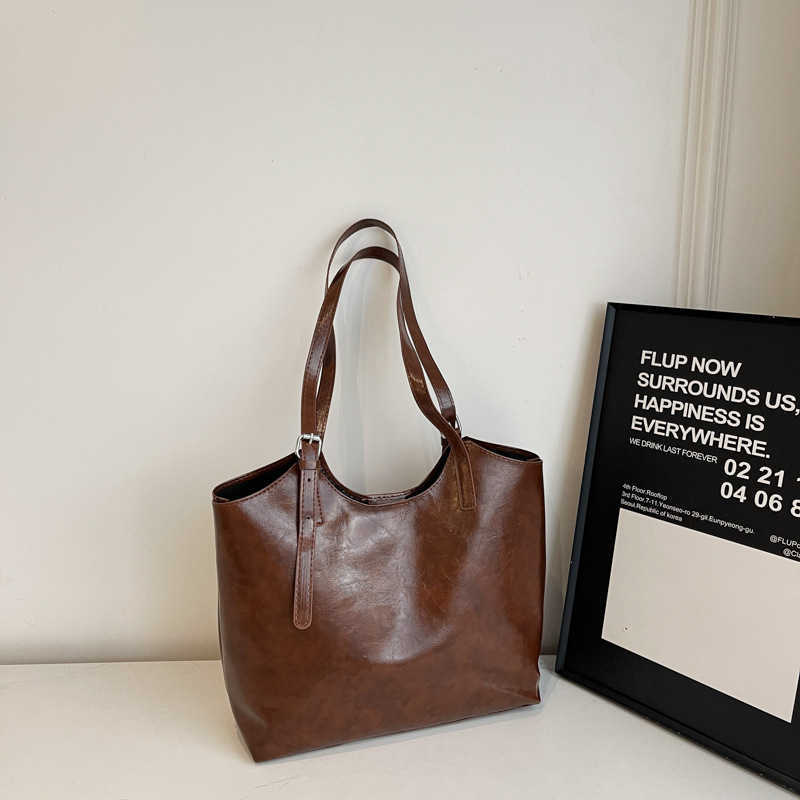 Spring New Oil Wax Leather Large Capacity 2025 Casual Solid Color Commuter Underarm Single Shoulder Tote Bag for Women 241231